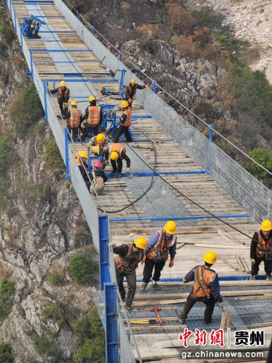 猫道上作业的贵州桥梁工人 。 袁堇峰摄