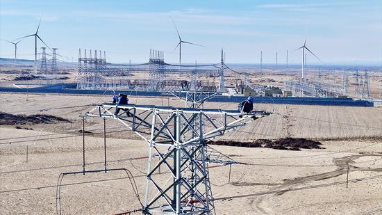 3月28日，国网阿勒泰供电公司输电运检人员对220千伏纳丰一线进行登塔金具检查，消除各类缺陷、隐患，保障阿勒泰地区风电清洁能源送出。努尔别克·努尔曼 摄