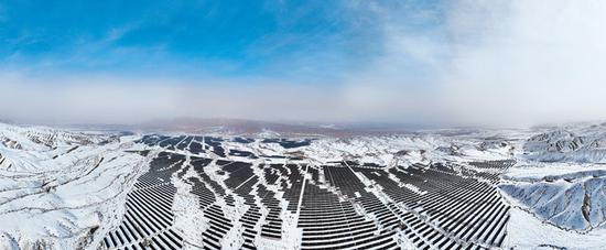 位于山谷间的新疆克州紫金龙净100万千瓦光伏项目。邵琳 摄