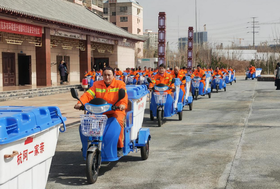 新疆阿克苏市：104辆电动环卫车交付 开启城市清洁新篇章