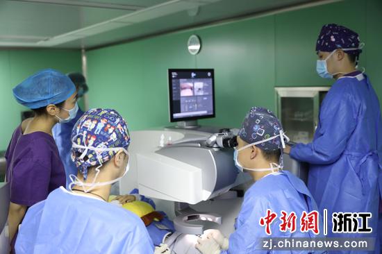 杭州明视康眼科医院ZZ“全光塑”手术现场。明视康 供图