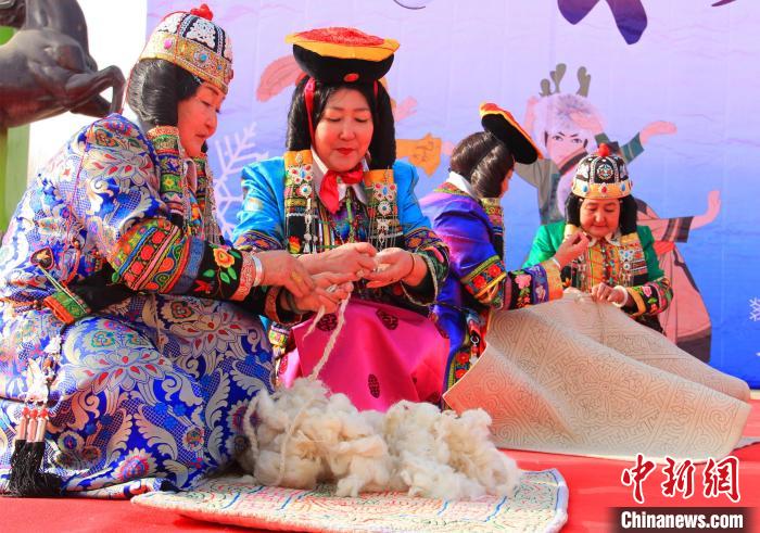 蒙绣在新疆和静县有着悠久的历史。史玉江 摄