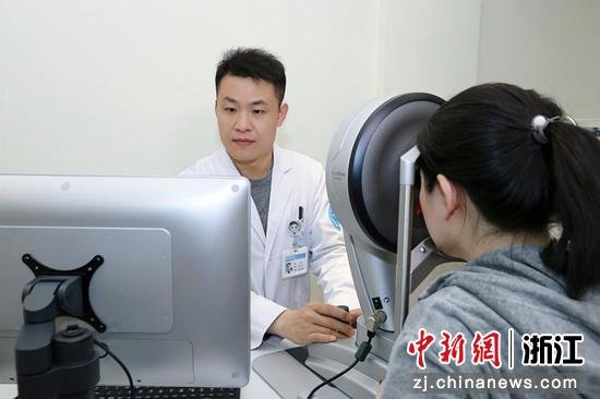 张君（左）为患者进行术前检查。受访者 供图