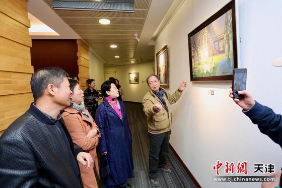 “历史与色彩的对话·津城油画家五大道作品展”现场。刘俊苍 摄