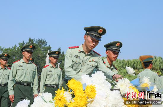 武警官兵向革命先烈敬献鲜花。刘中海 摄