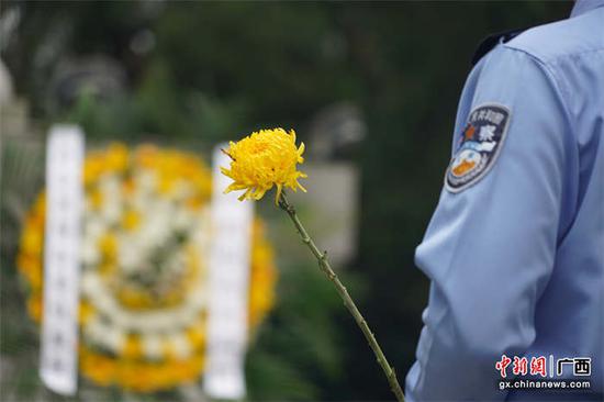 民警向烈碑敬献鲜花。陈大鹏  摄