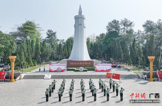 武警官兵在百色起义纪念碑前举行祭英烈仪式。刘中海 摄