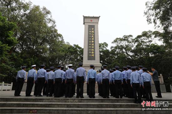 全体干部民警在“中越人民革命烈士纪念碑”前进行默哀。韦家智  摄