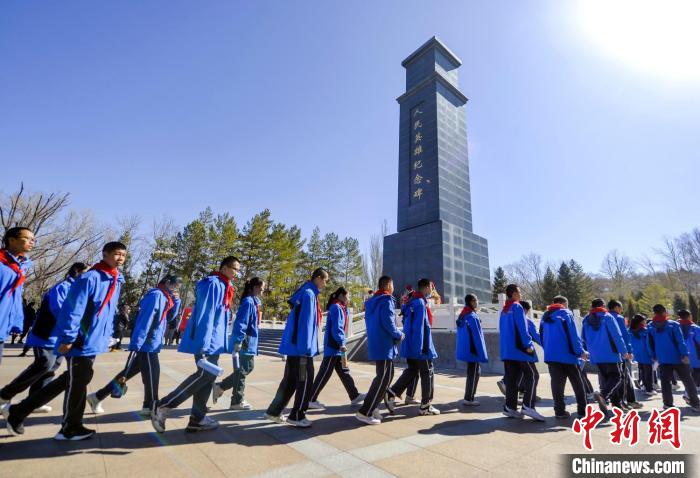 中学生前往烈士陵园祭扫先烈。中新网记者 刘新 摄