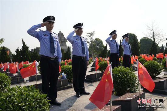 近日，民警前往龙州烈士陵园，向烈士敬礼。范羽  摄
