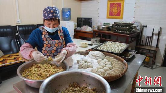 图为家住贵州省铜仁市思南县的罗永碧在包各种馅料的清明粑。　　刘汉滨 摄