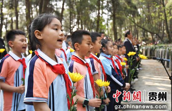 4月3日，在贵阳市南明区“铸魂·2024·清明祭英烈”祭扫活动现场，少先队员献唱《我们是共产主义接班人》。