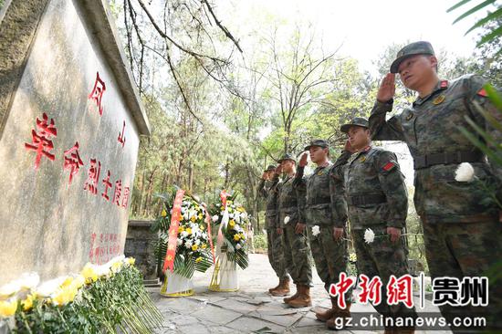 4月3日，在贵阳市南明区“铸魂·2024·清明祭英烈”祭扫活动现场，人武部工作人员正向革命烈士敬礼献花。
