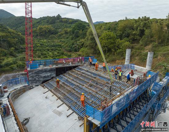 苍梧至容县高速公路苍容浔江大桥首个锚碇顺利浇筑现场。