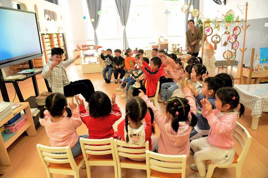 杭州钱塘区白杨街道邻里社区，嵌入式幼儿园“幸福里幼儿园”让工人子女家门口入学。邻里社区供图