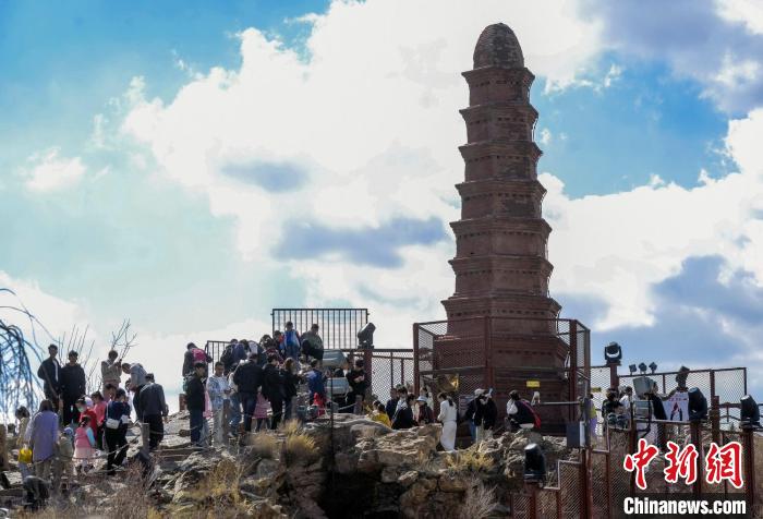 市民和游客登上山顶，观赏城市景观。中新网记者 刘新摄