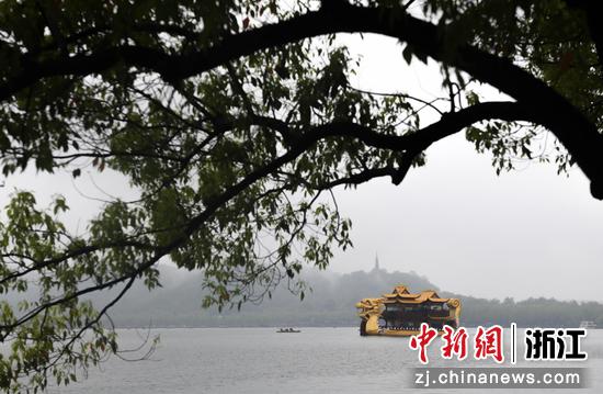 游人乘船观“雨湖”。中新社记者 王刚 摄