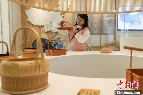 4月8日，博物馆内的竹文化实物展示吸引参观者。中新网记者 瞿宏伦 摄