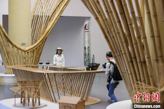 4月8日，参观者在博物馆二楼设置的竹文化艺术精品展示区拍摄。中新网记者 瞿宏伦 摄