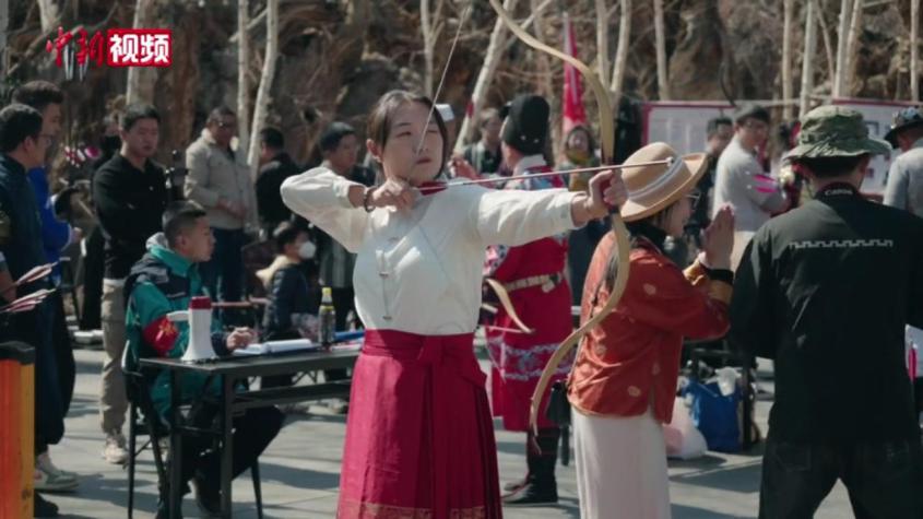 新疆萨仁靶射艺现场：是一场比赛也是民族文化交流
