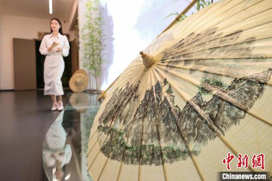 4月8日，博物馆内展示的竹伞、独竹漂吸引参观者打卡。　中新网记者 瞿宏伦 摄