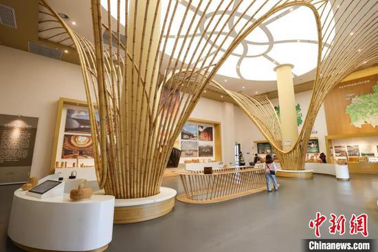 4月8日，博物馆二楼设置的竹文化艺术精品展示区。中新网记者 瞿宏伦 摄