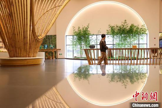 4月8日，博物馆二楼设置的竹文化艺术精品展示区吸引参观者。中新网记者 瞿宏伦 摄