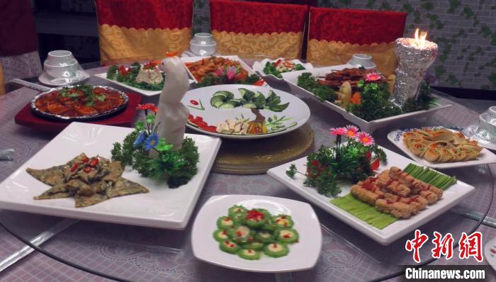 最令人称道的“豆腐宴”，是当地人逢年过节、喜庆宴席等场合不可或缺的一道美食。唐永建 摄