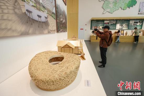 4月8日，博物馆二楼设置的“竹智造【科技与装饰材料】”展区。中新网记者 瞿宏伦 摄