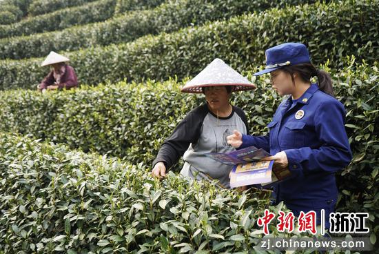 宣传人员正在向茶农介绍消防安全知识。杭州西湖消防救援大队供图
