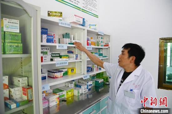 图为贵州沿河自治县的村医在整理药品。赵明艳 摄