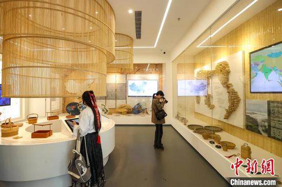 4月8日，参观者在竹文化博物馆参观、拍摄。　中新网记者 瞿宏伦 摄
