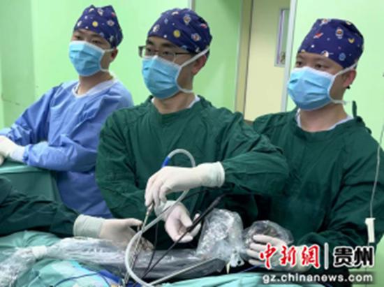 罗猛团队在进行单孔胸腔镜手术