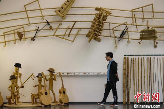 4月8日，博物馆二楼设置的竹乐器展示吸引参观者。中新网记者 瞿宏伦 摄