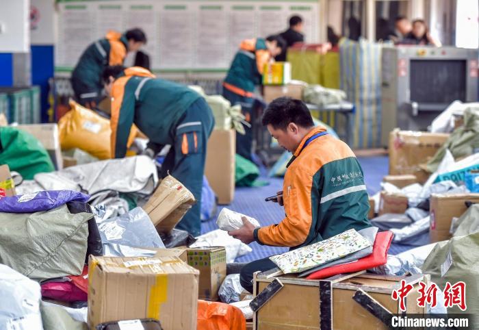 工作人员抓紧时间分拣已到达的快递包裹。中新网记者 刘新 摄
