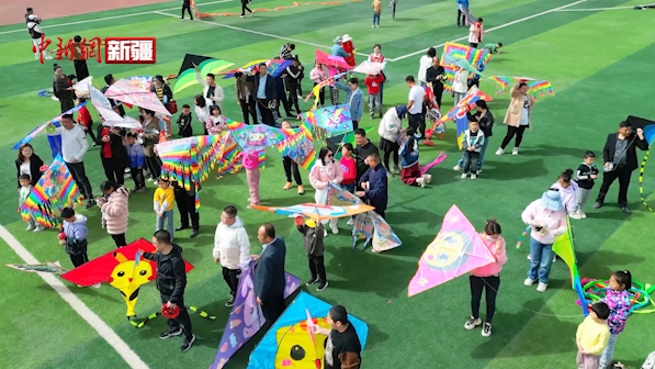 新疆新和：风筝飞满天 享受好春光