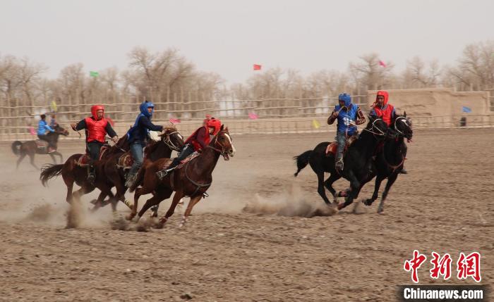 近日，新疆喀什地区2024年少数民族传统体育运动会在巴楚县进行。图为叼羊项目比赛现场。马晓东 摄
