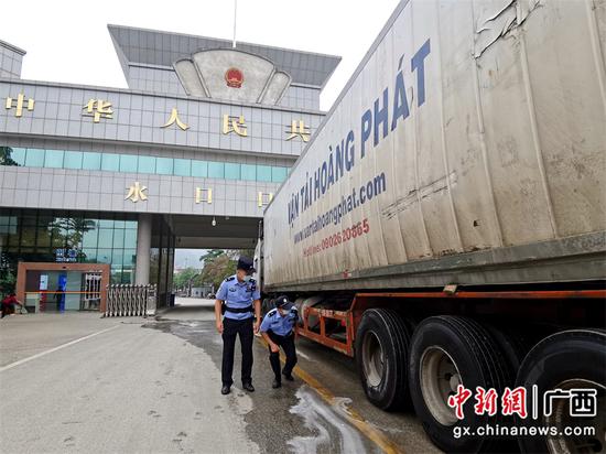 4月10日，民警叶长东检查出境货车车体 王威摄