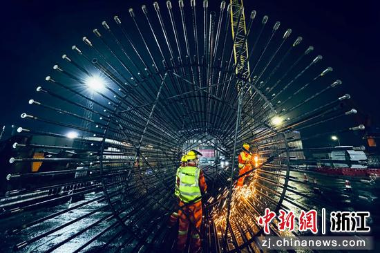 杭甬复线宁波三期项目甬江特大桥施工点夜间施工。陈芊 供图