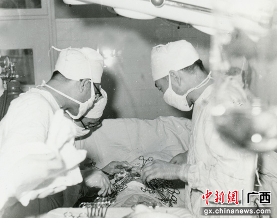 越南国会主席王庭惠在京接见广西南溪山医院职工代表
