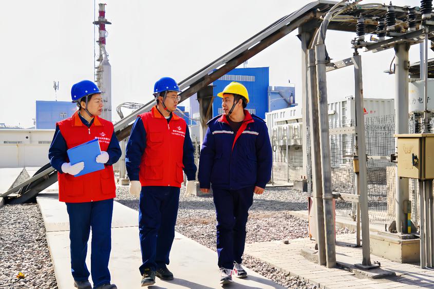 国网哈密供电公司工作人员对伊吾广汇矿业有限公司露天煤矿项目开展送电验收工作。石磊山 摄