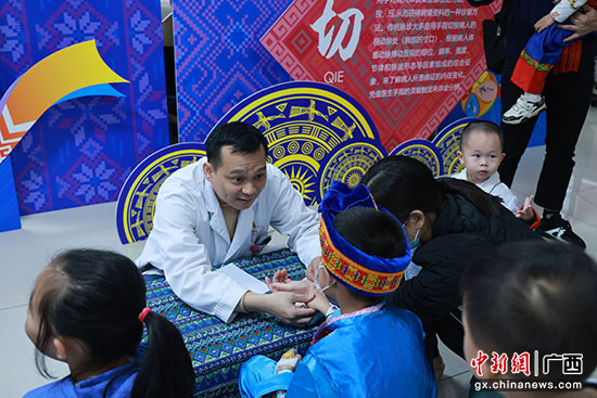 广西妇幼保健院开展民族医药文化体验展示公益活动