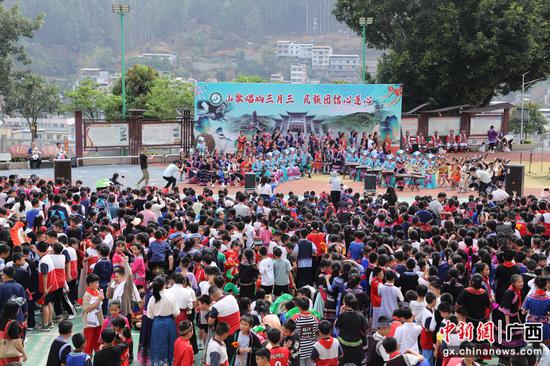 4月10日，广西田林县第一小学开展“山歌唱响三月三 民族团结心连心”文艺表演活动。