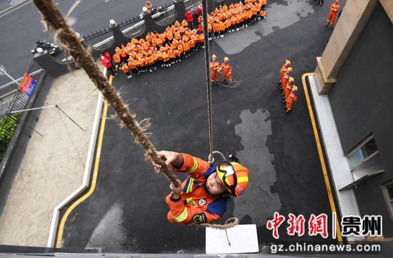 4月11日，贵阳市南明区消防救援大队后冲路消防救援站的消防员正在给小朋友们展示攀爬绳索训练。
