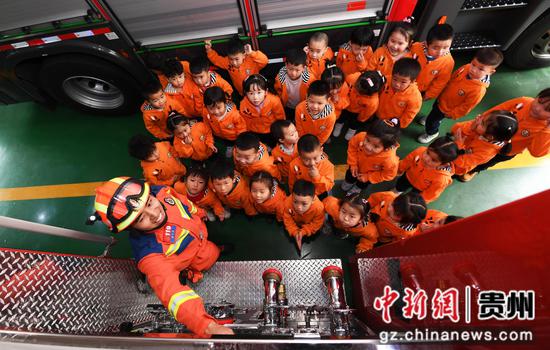 4月11日，贵阳市南明区消防救援大队后冲路消防救援站的消防员正在给小朋友们介绍消防救援车上的器材装备。
