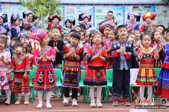 4月10日，在广西田林县光明幼儿园，小朋友们在唱山歌。