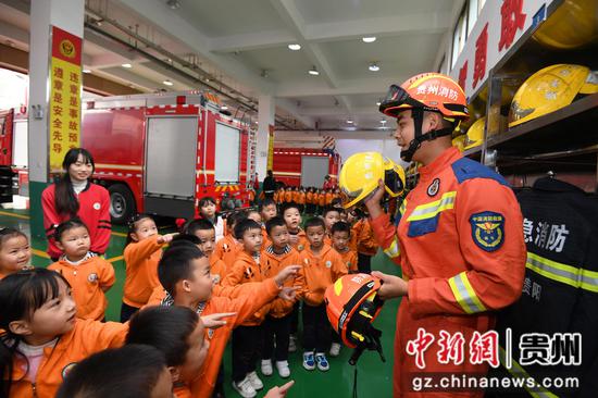 4月11日，贵阳市南明区消防救援大队后冲路消防救援站的消防员正在给小朋友们介绍消防头盔在遇到火灾时的重要性和保护功能。