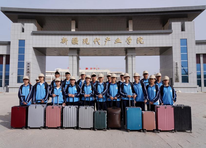 柯坪县技工学校（现代产业学院）首批前往浙江湖州实习学生合影。
