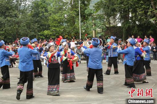 图为贵州册亨大寨村布依群众欢庆传统节日“三月三”，村民表演布依八音坐唱。叶方杰 摄