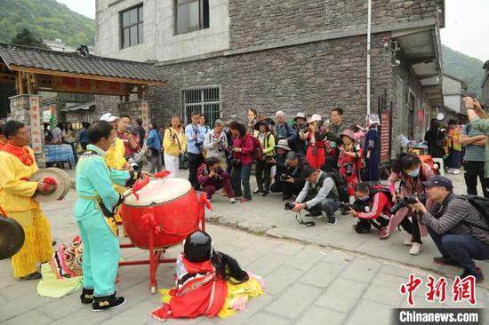 图为贵州册亨大寨村布依群众欢庆传统节日“三月三”，外地游客参加迎宾活动。叶方杰 摄